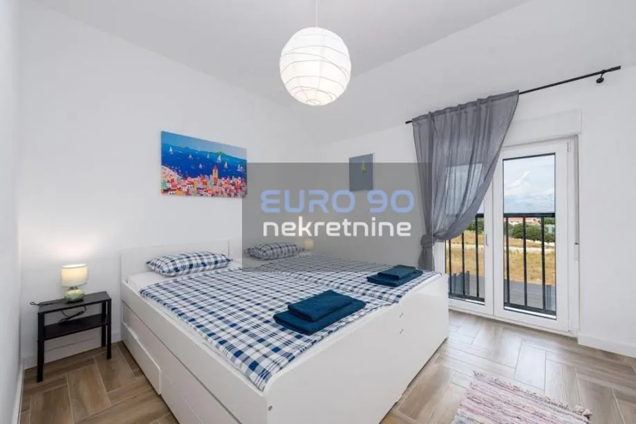 nin-namještena kuća u nizu sa bazenom i pogledom na more !!! - slika 7