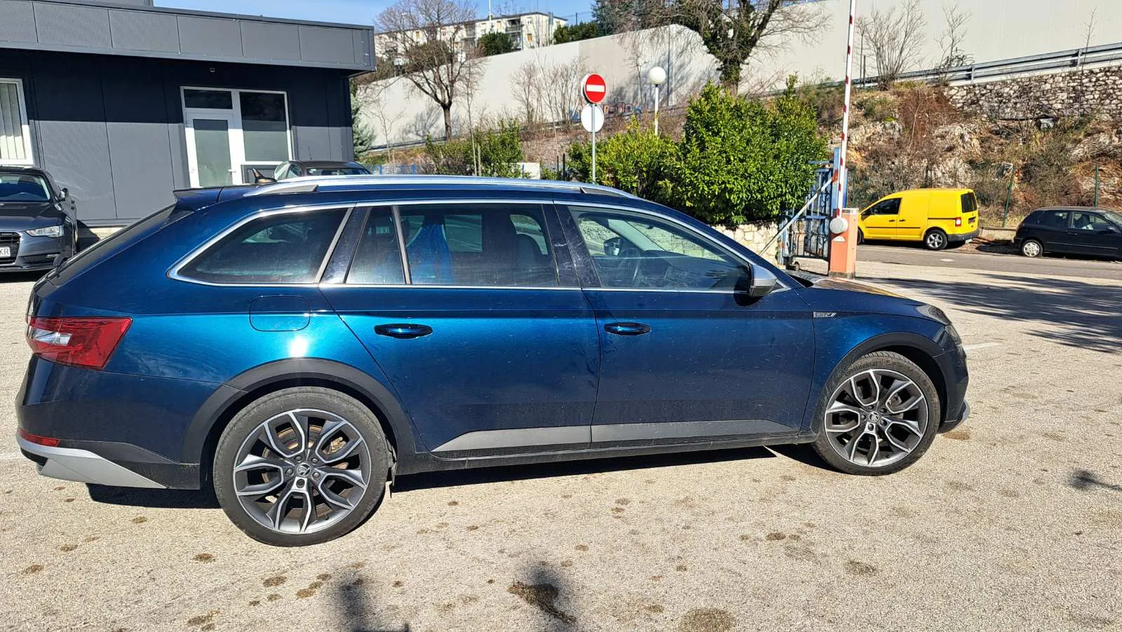 škoda superb combi 2.0 tdi scout 4x4 dsg - slika 2