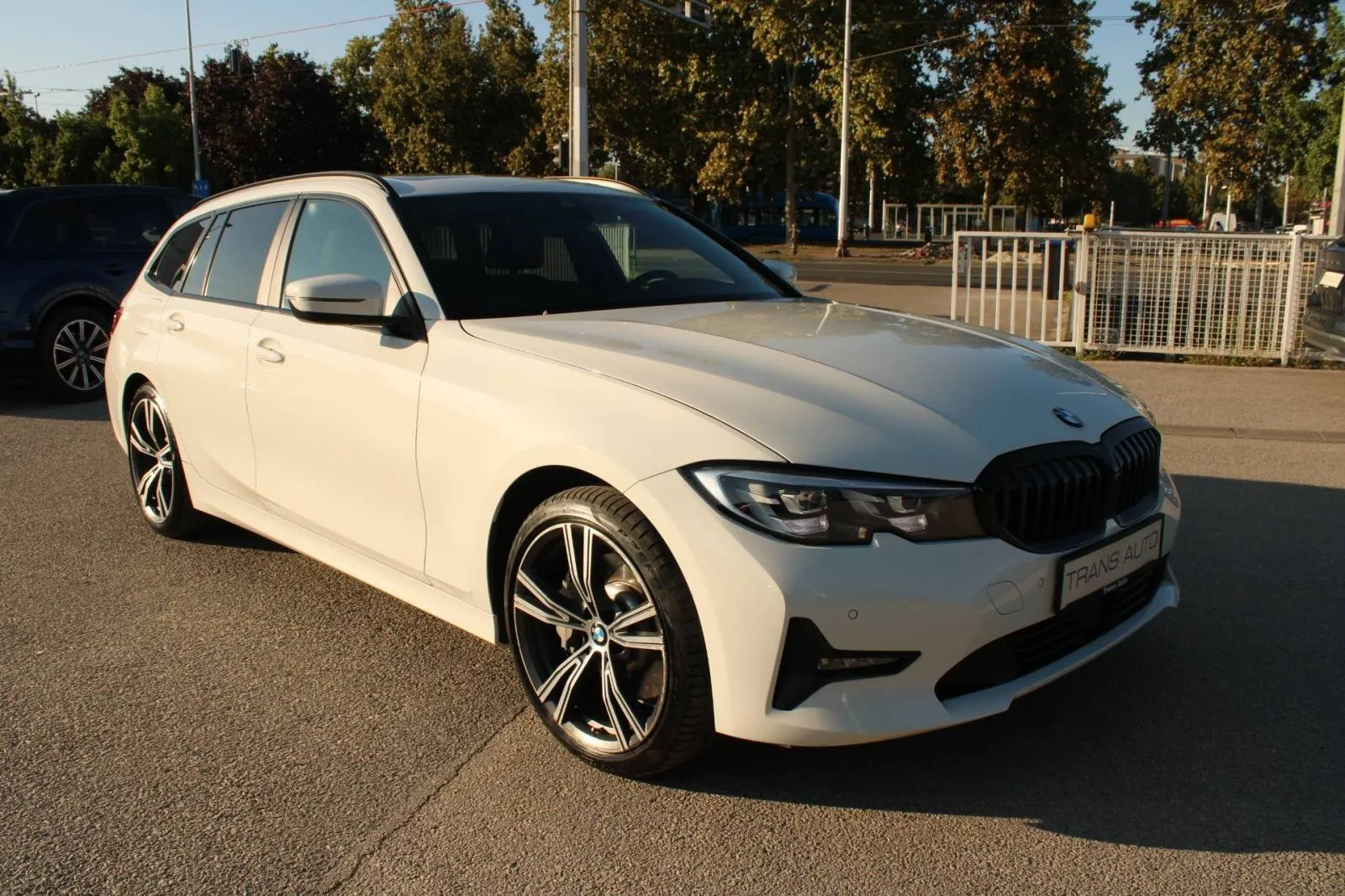 bmw serija 3 330e touring *led, panorama, navigacija* - slika 3