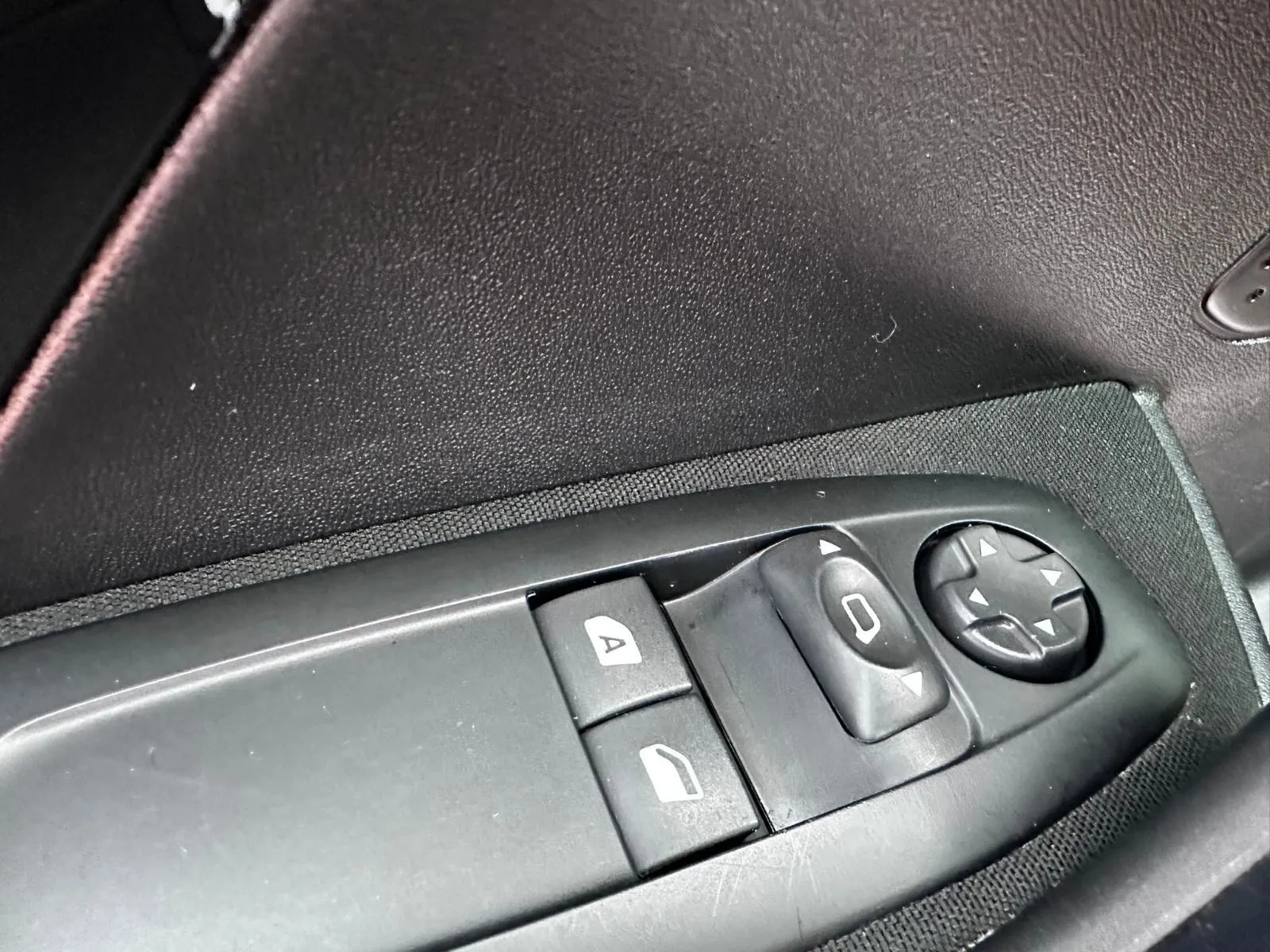 peugeot 208 1,2 puretech •2019.g.•navi•leasing 6 godina• - slika 6