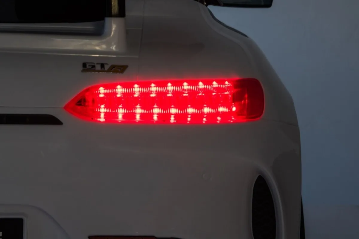 licencirani auto na akumultor mercedes benz gt r 4 x 4 – bijeli - slika 14