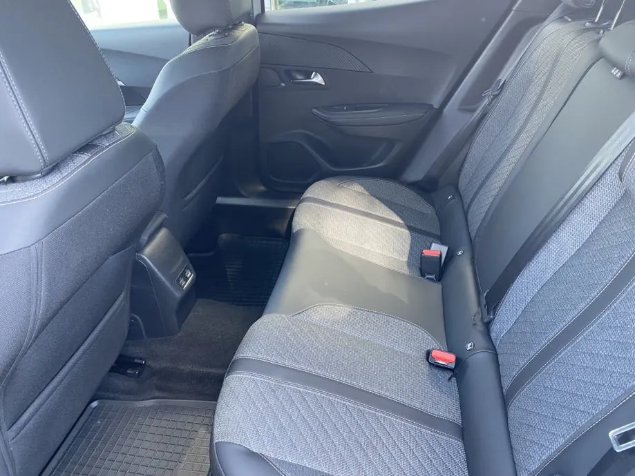 peugeot 2008 allure 1,2 puretech 100 ks - slika 11