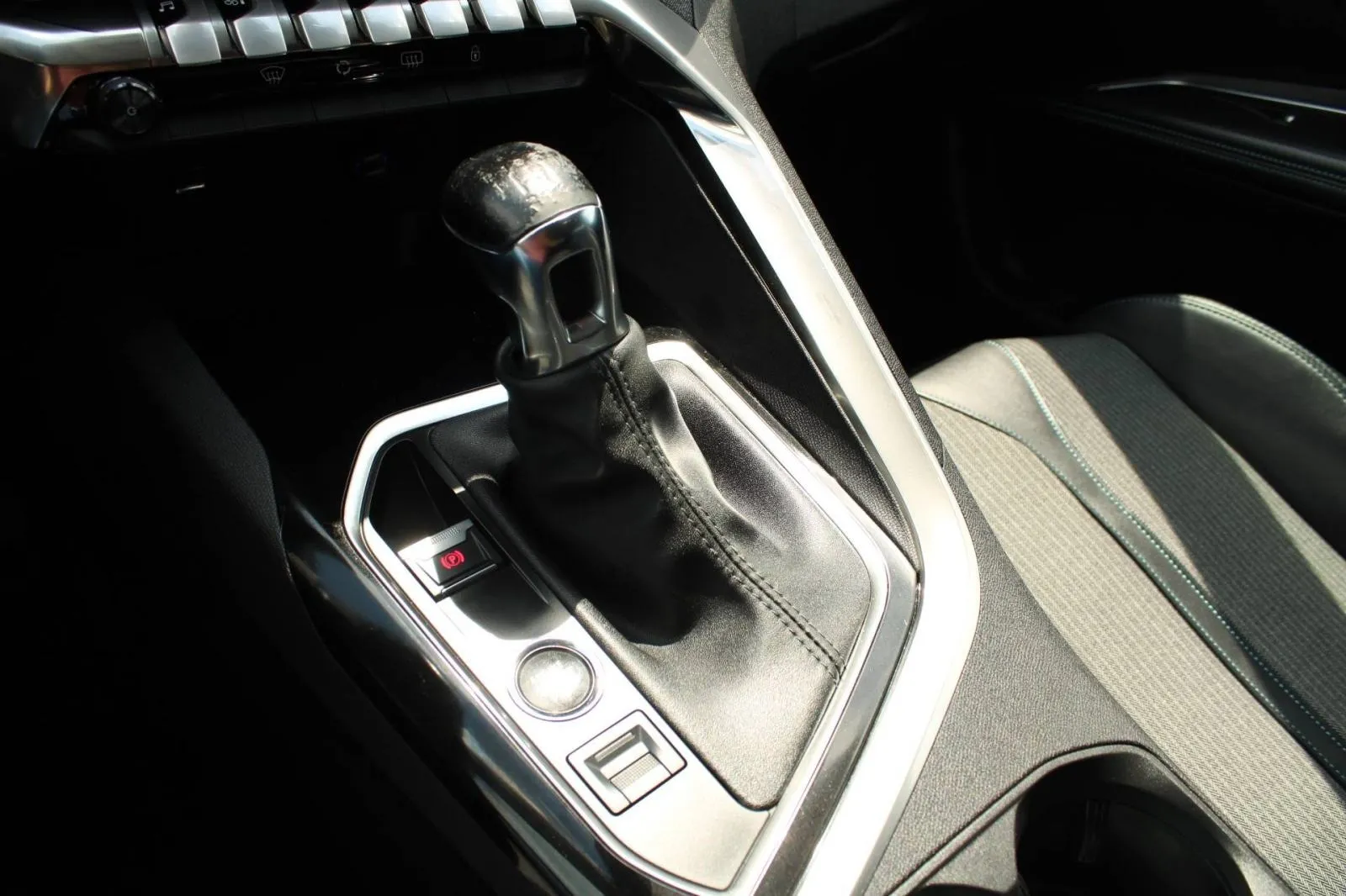 peugeot 3008 1.2 puretech allure *navigacija, led, kamera* - slika 17