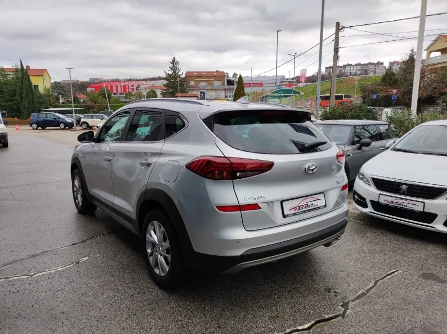 hyundai tucson 1,6 crdi - hybrid - 120.000km - kamera - navi - reg ! - slika 6