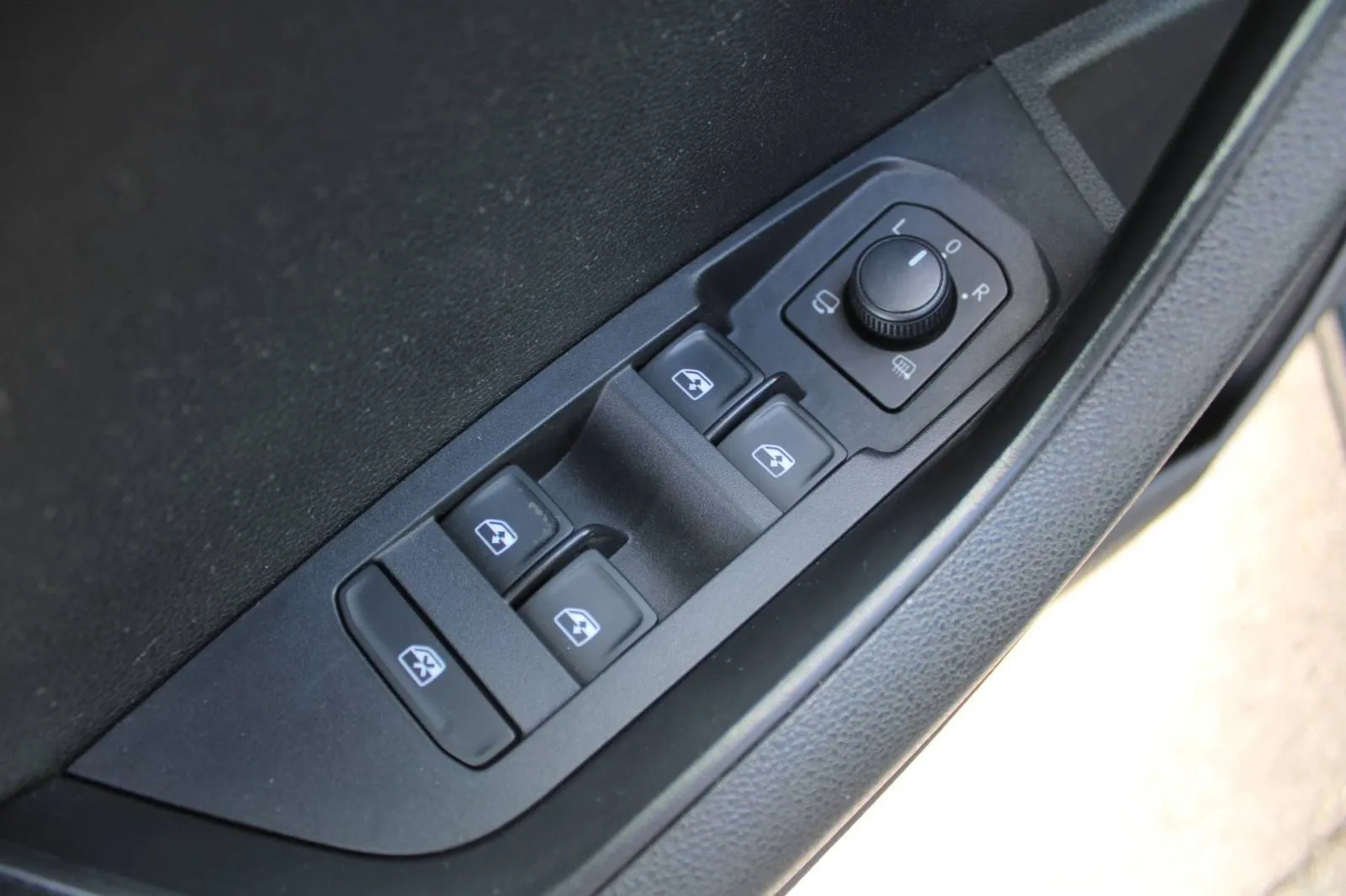 škoda karoq 1.6 tdi dsg *led, navigacija, kamera* - slika 16