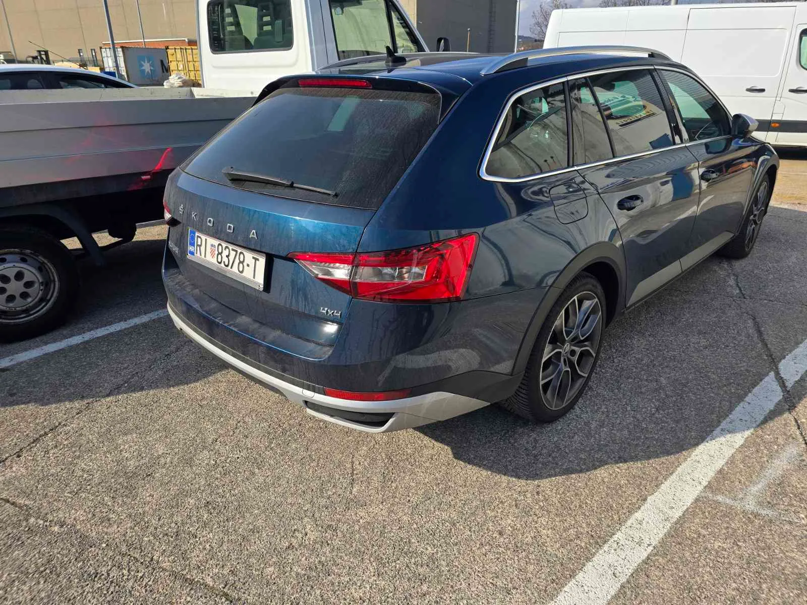 škoda superb combi 2.0 tdi scout 4x4 dsg - slika 3