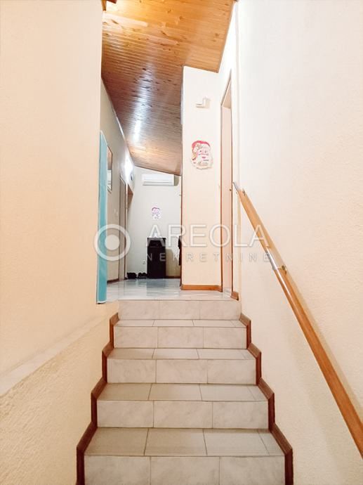 kaštel sućurac - komforan trosoban stan (terasa, roštilj, parking) - slika 17