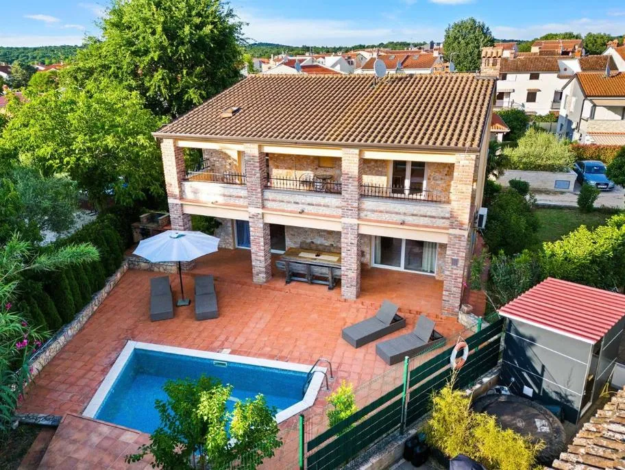 vila, funtana, sa bazenom, kraj mora - slika 2