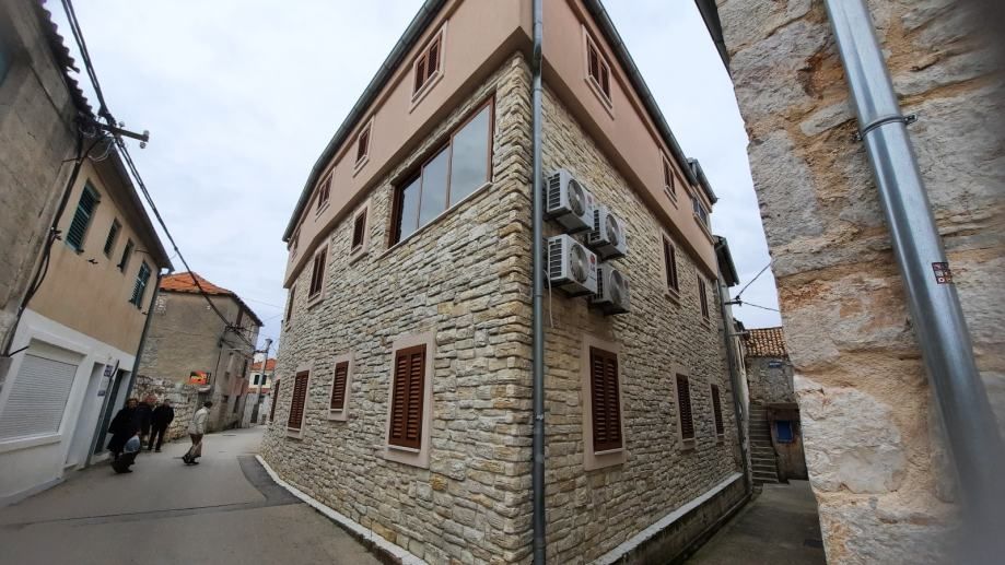 !!Kuća sa 6 apartmana 25 metara od mora!! (prodaja) - Murter, Murter-Kornati