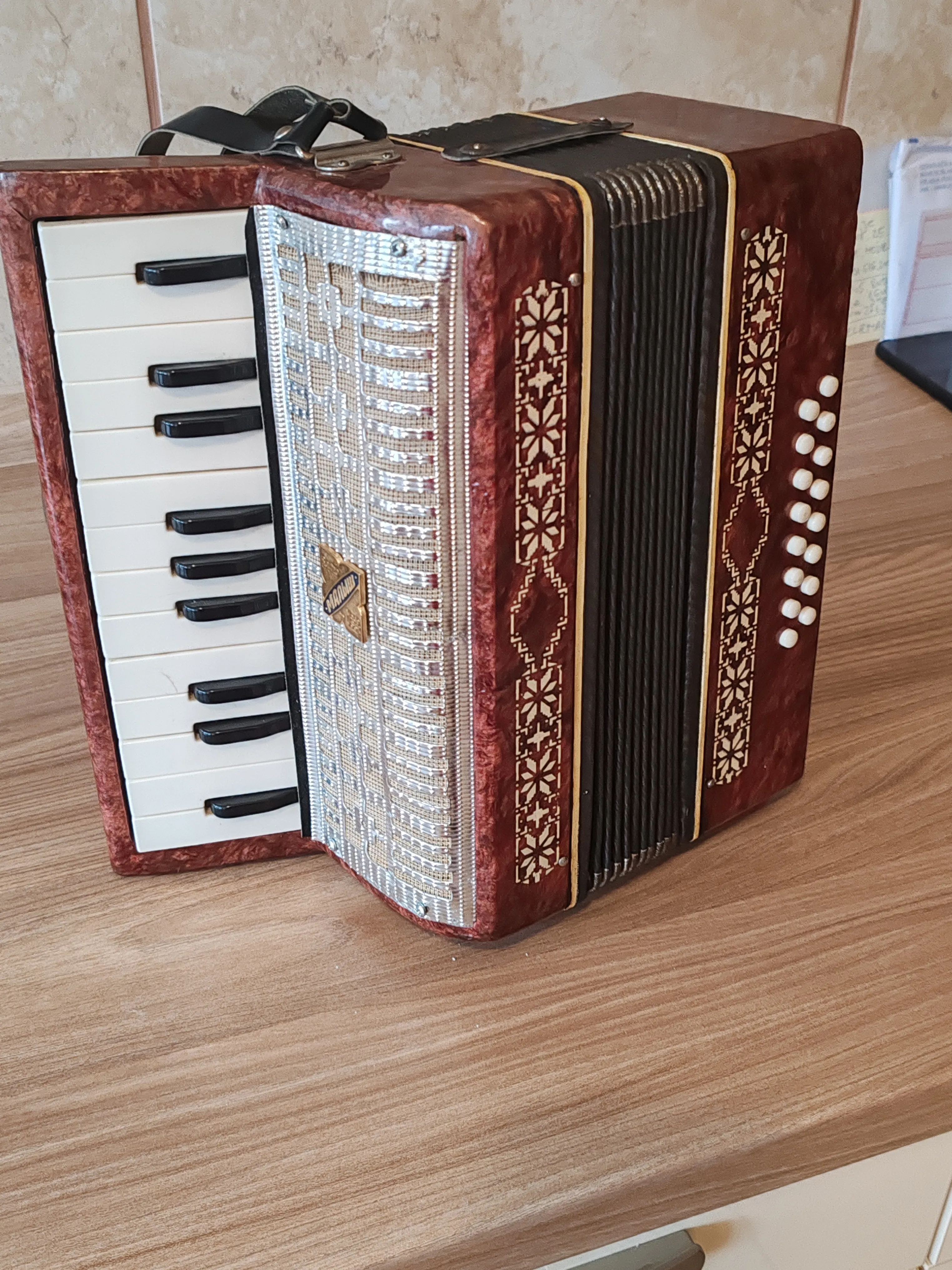 harmonika malbiš 16 basova sa koferom - slika 2
