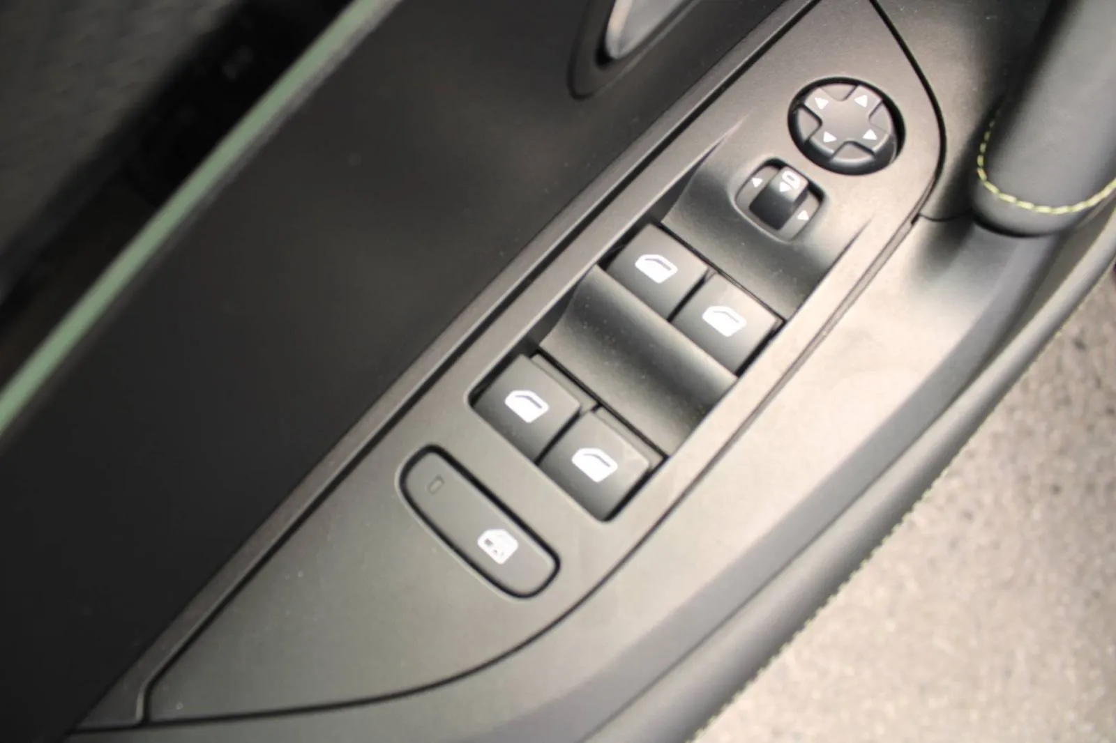 peugeot 2008 155 gt line automatik *panorama, led, kamera* - slika 14