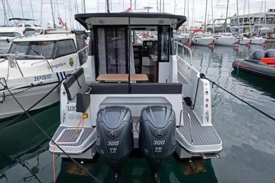 jeanneau merry fisher 1095 u dobrom stanju 2 x yamaha 300 ks - slika 5