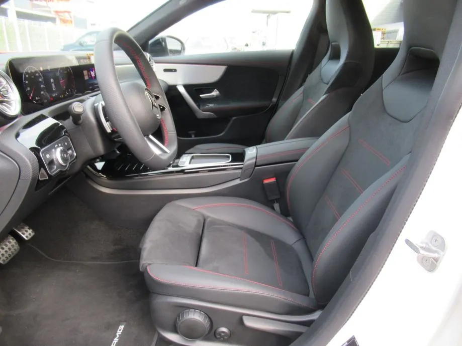 mercedes-benz cla 200 d amg line / night paket / 19" / keyless - slika 11