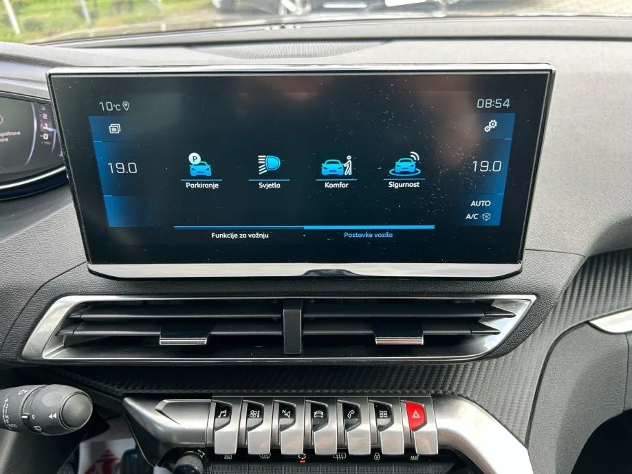 peugeot 3008 1,5 blue hdi 2022.,hr vozilo, servisna, navi, kamera.... - slika 17