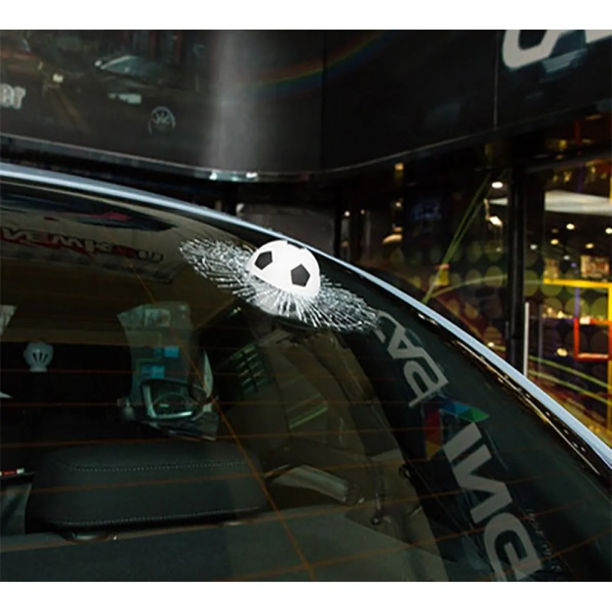 Cool 3D auto naljepnica- nogometna lopta- razbijeno staklo - Zagreb
