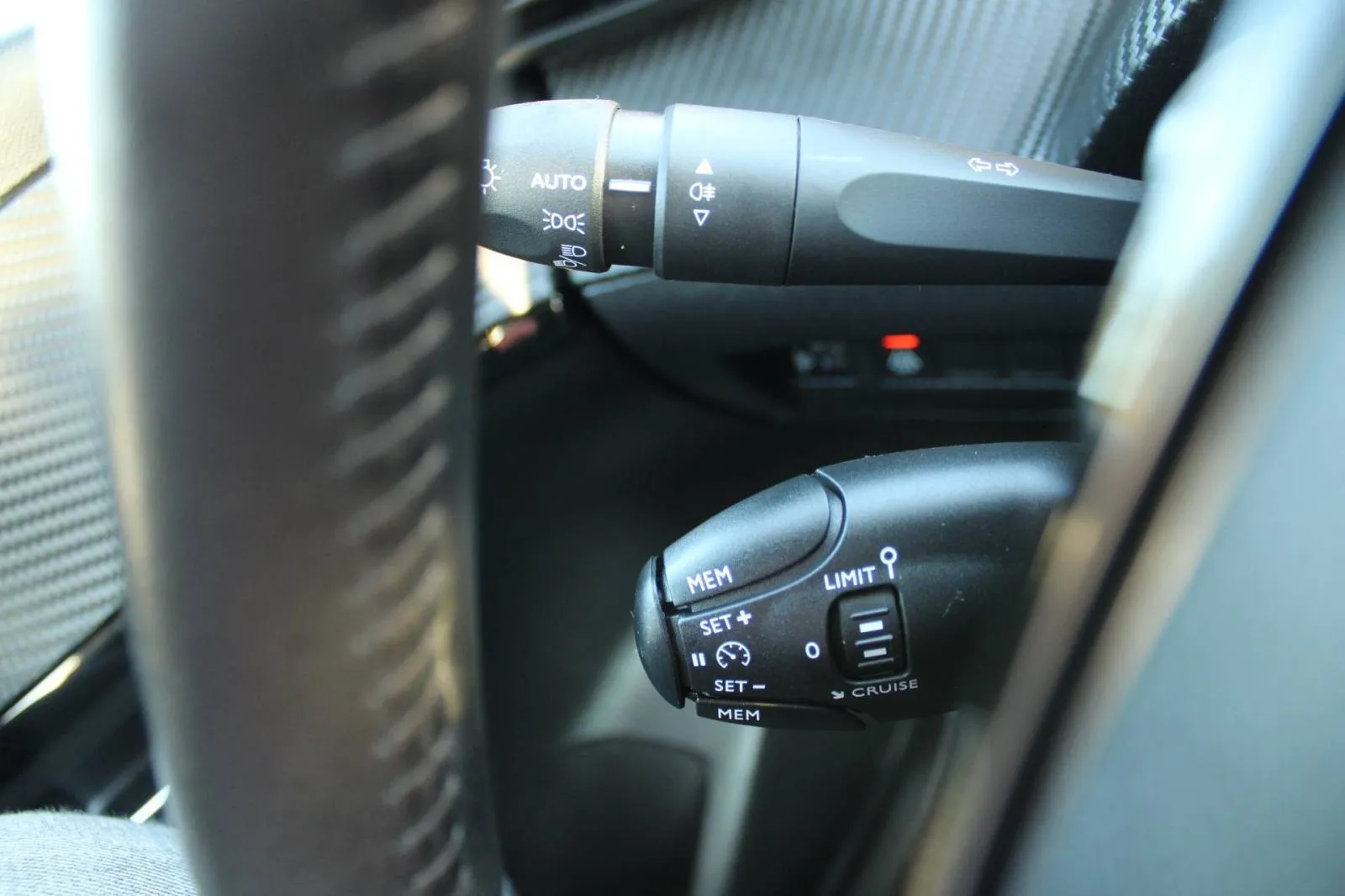 peugeot 208 1.2 puretech 100 - slika 15