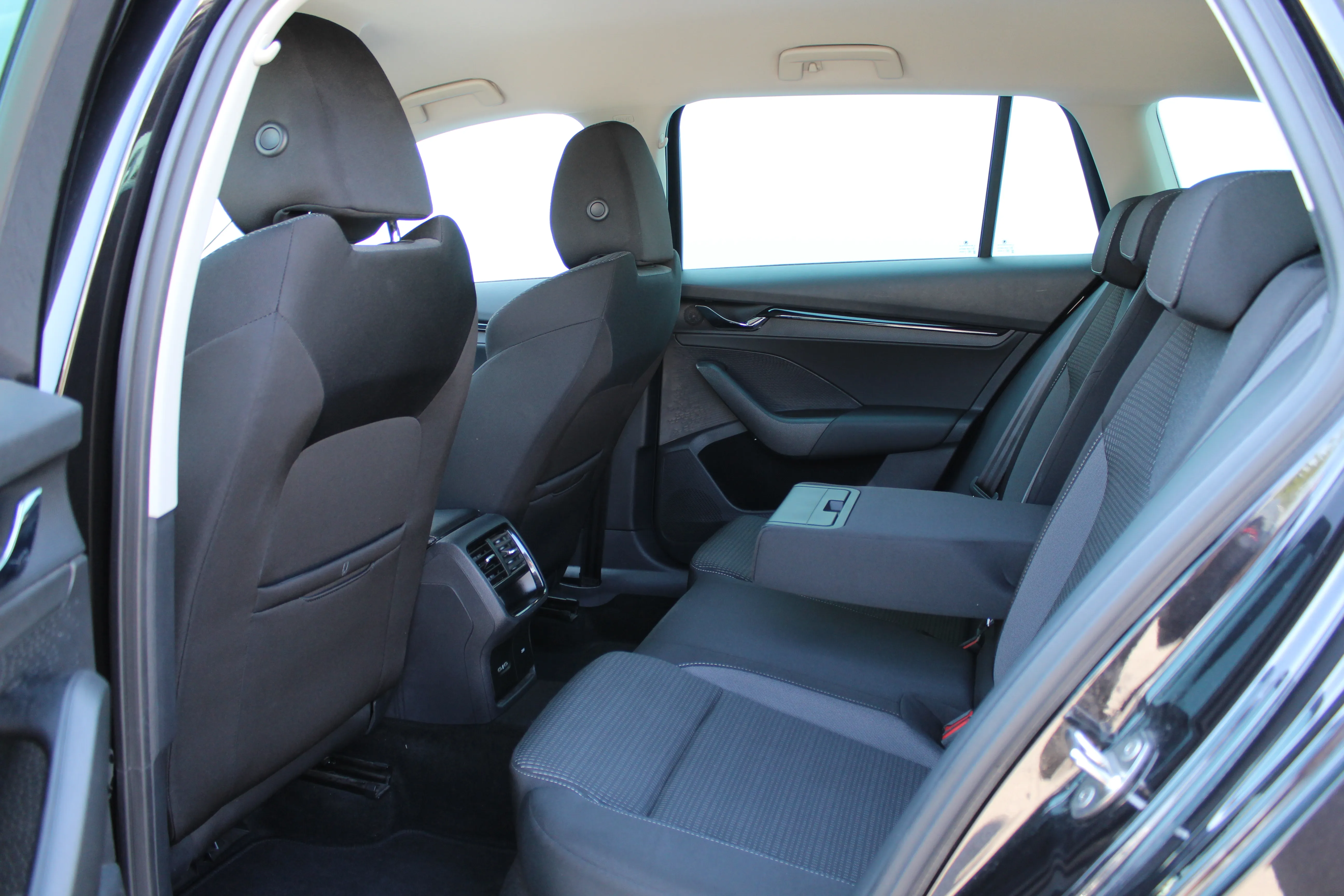 13180 škoda octavia combi ambition 1.4 tsi dsg phev - slika 11