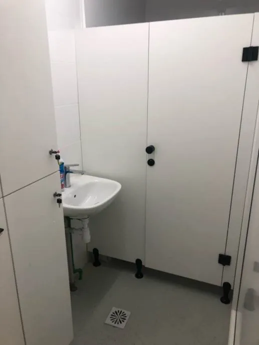 Wc Pregrade I Sanitarne Kabine Sa Vratima Izrađene Po Mijeri - Dugo Selo