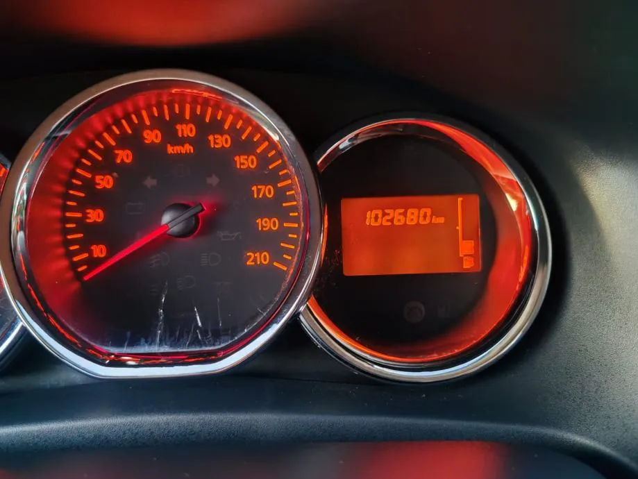 dacia sandero 1,2 16v 2015 g. 102000 k - slika 15