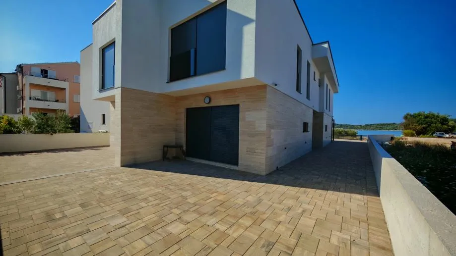 prodaju se apartmani, srima (vodice) prvi red do mora - slika 2