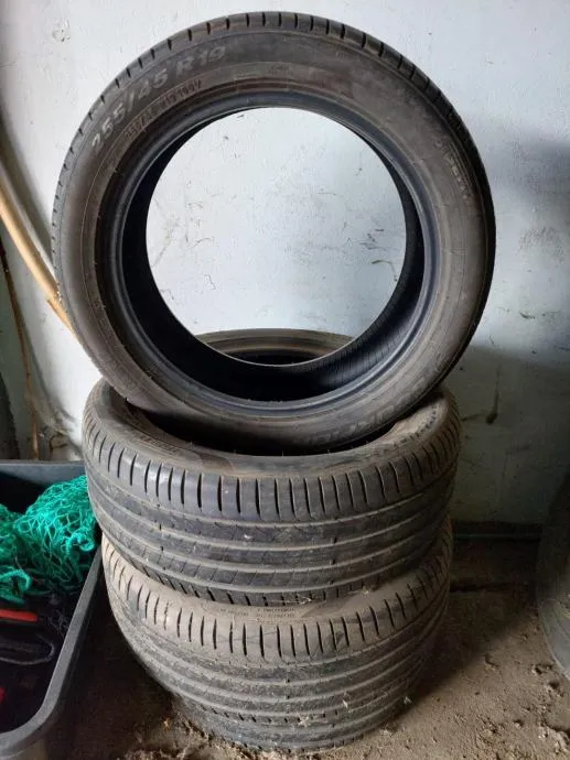 Gume ljetne Pirelli 255/45/19 4 kom. - Lekenik