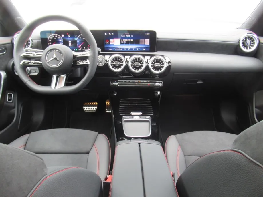 mercedes-benz cla 200 d amg/night/panorama/multibeam led/keyless/19'' - slika 14