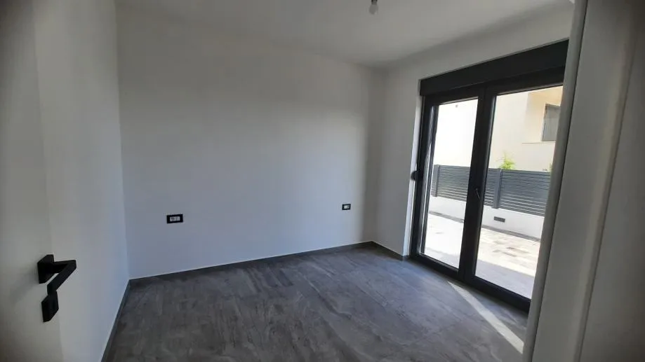 !!stan sa vrtom : murter, 78.00 m2, novogradnja (prodaja) - slika 13