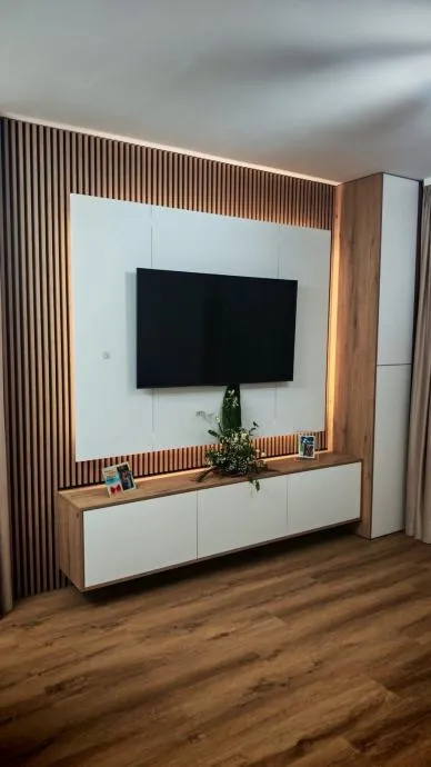 tv komoda sa ormaricem i zidnim panelom - slika 6