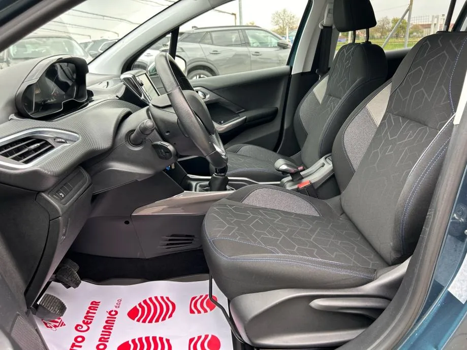 peugeot 2008 1,2 benzin 2018.,allure, reg:17.01.2027.,servisna, navi - slika 12