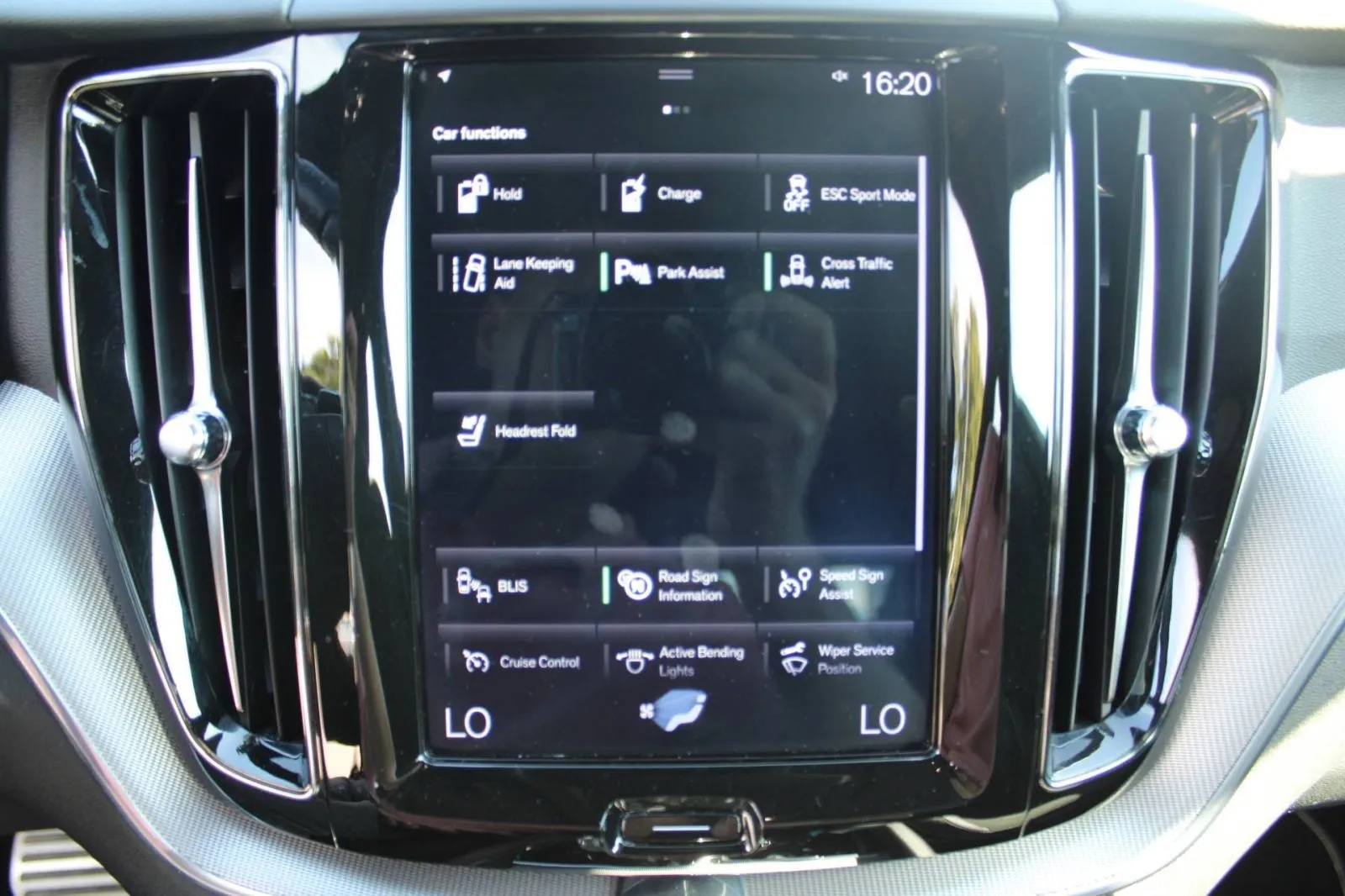 volvo xc60 t8 recharge awd r-design *panorama, led, navigacija* - slika 19