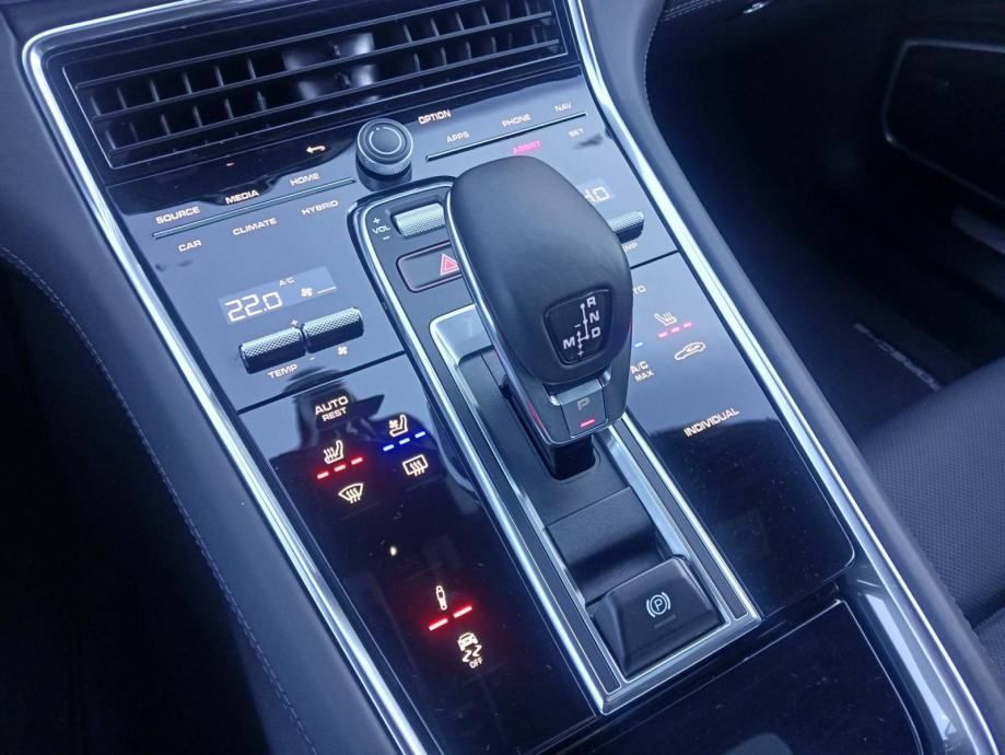 porsche panamera 4s e-hybrid *panorama, matrix, bose* - slika 17