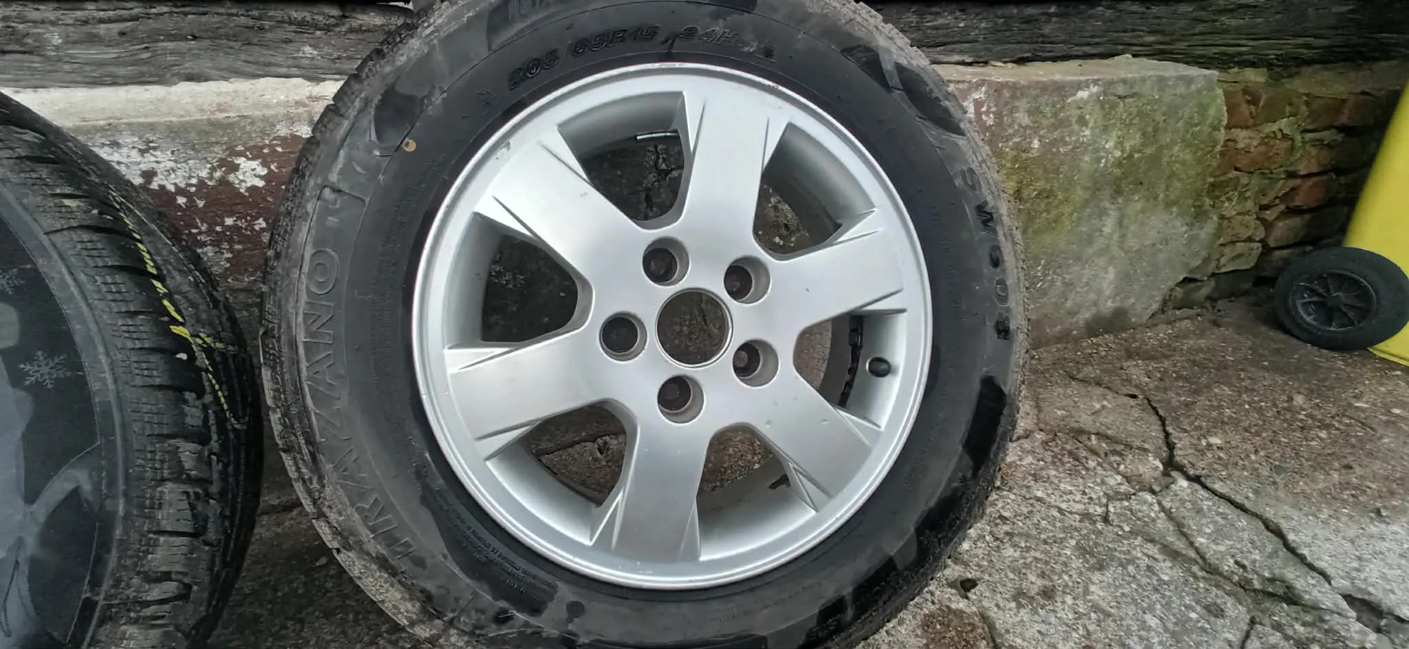 zimske gume set sa intra 15" alu felgama - slika 5