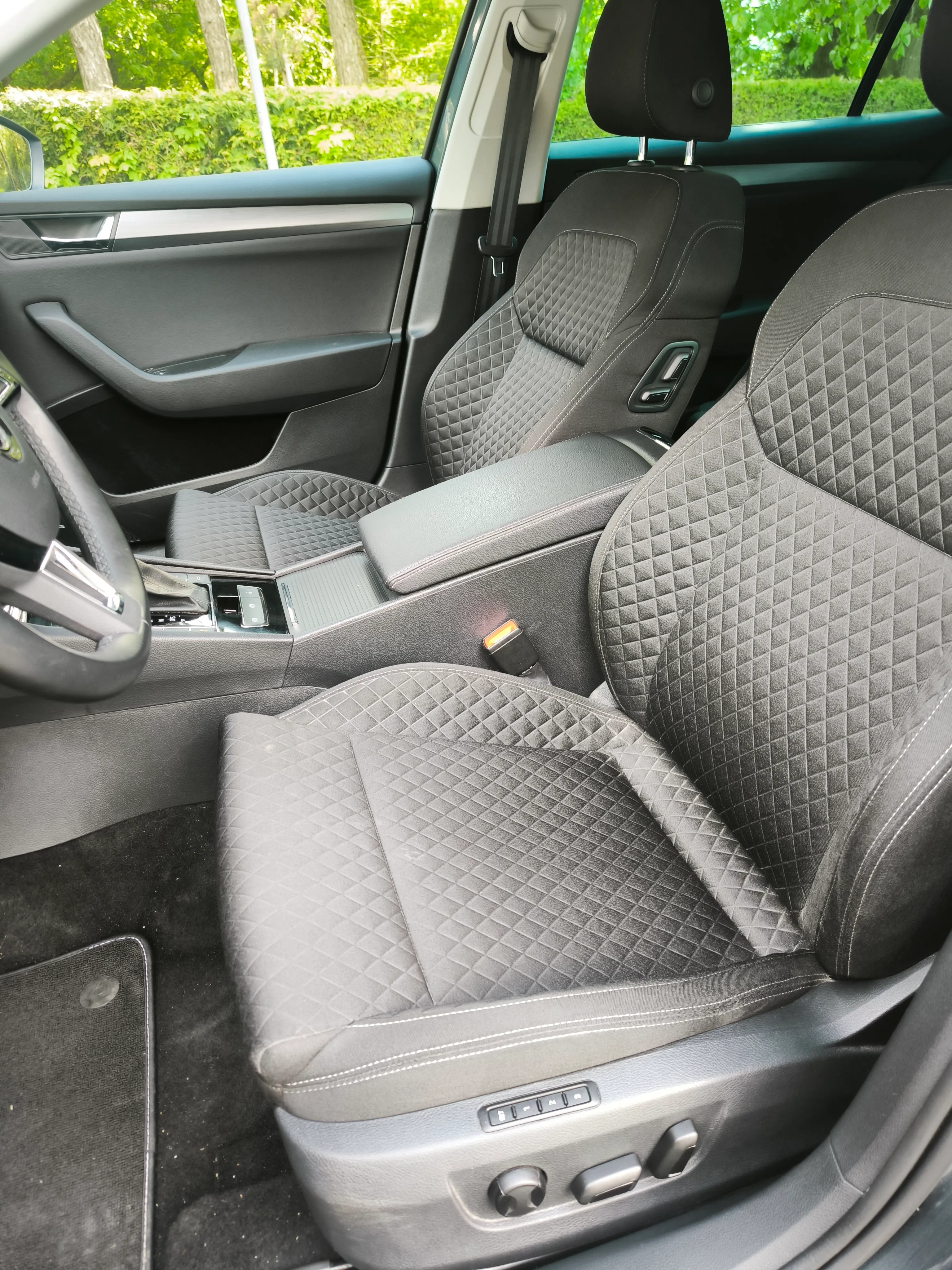 škoda superb combi 2,0 tdi, dsg, virtual, 140kw, ekstra stanje - slika 22
