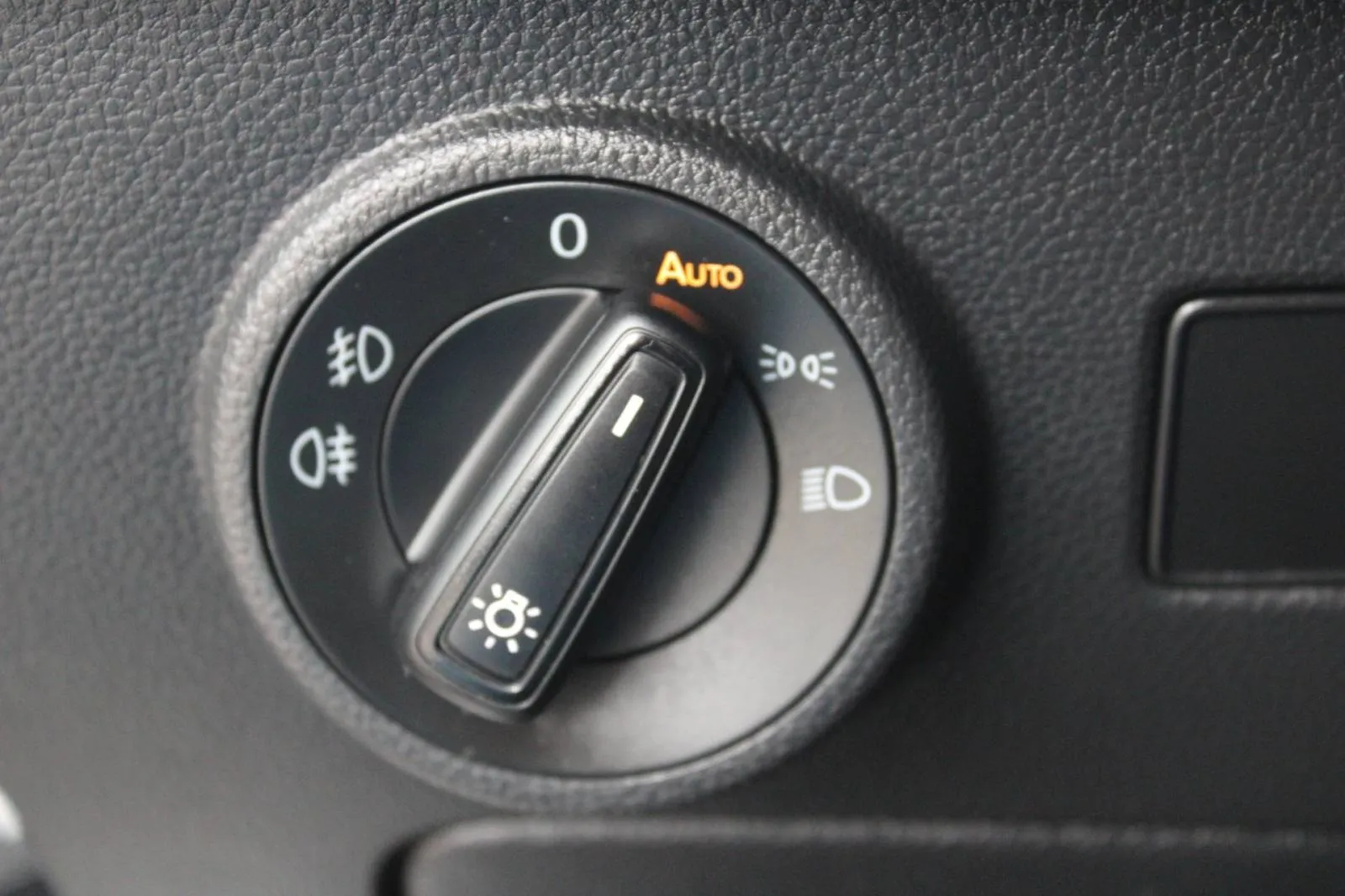 seat ateca 2.0 tdi dsg *led,navigacija* - slika 16