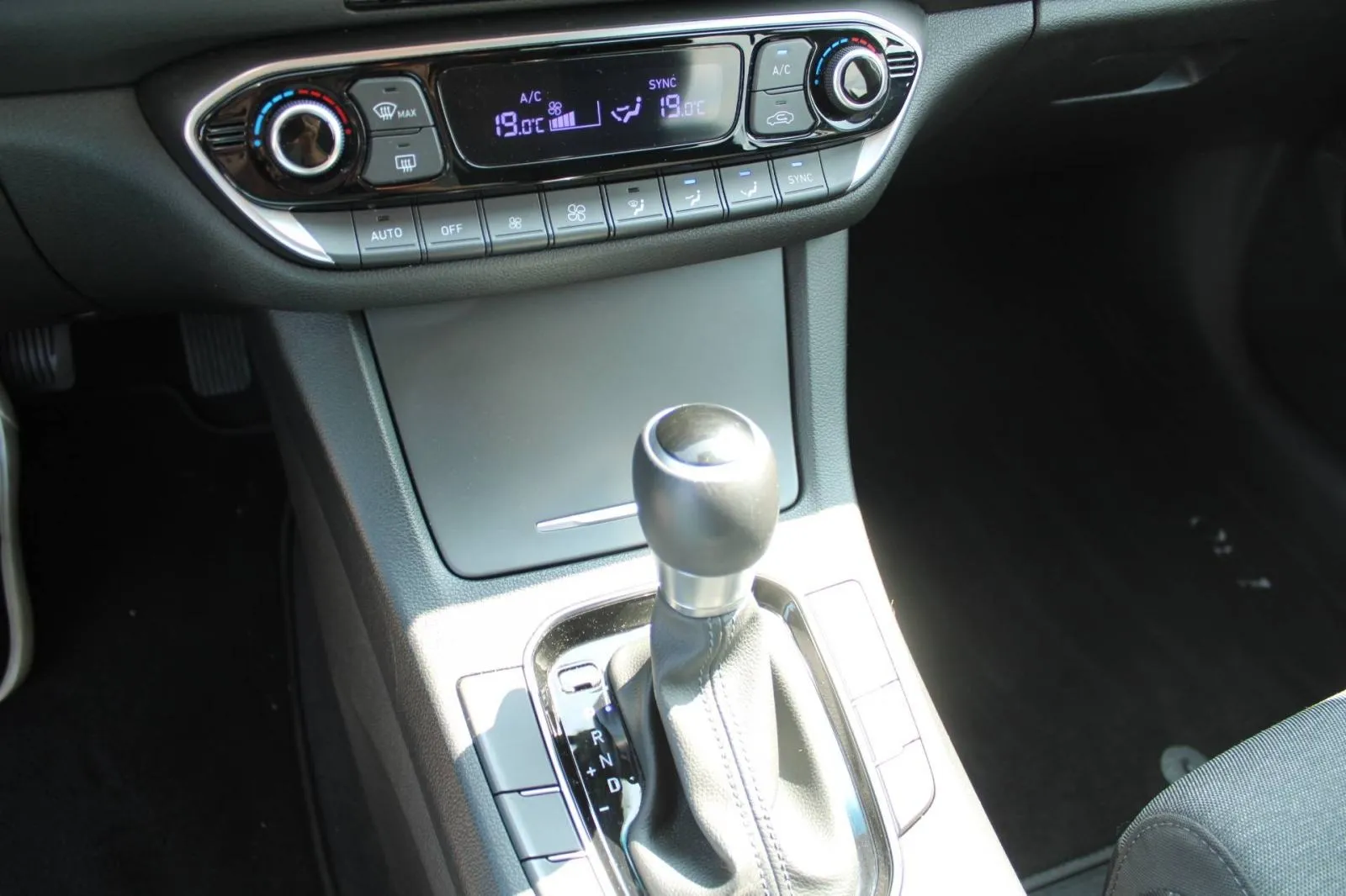 hyundai i30 karavan 1.0 t-gdi automatik *navigacija,kamera* - slika 13