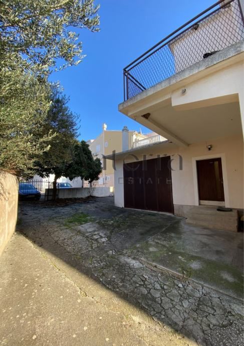 murter/betina, samostojeća kuća - 3 stana, centar mjesta, 100m od mora - slika 7