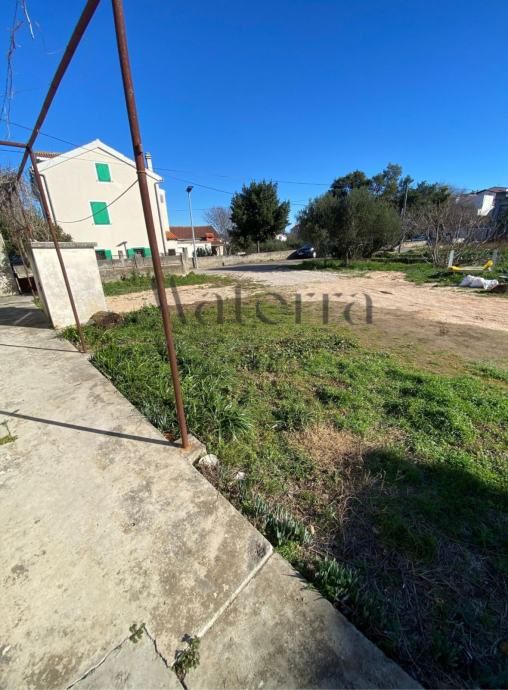 murter, samostojeća kuća sa 2 stana,parcela 558m2, frekventna lokacija - slika 12
