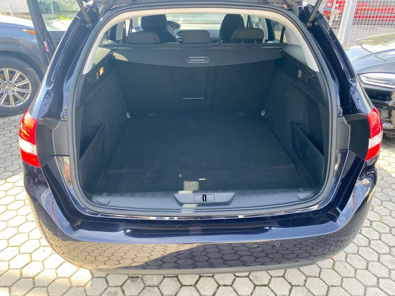 peugeot 308 sw 1,5 bluehdi automatik, navi, tempomat, 4x garancija! - slika 8