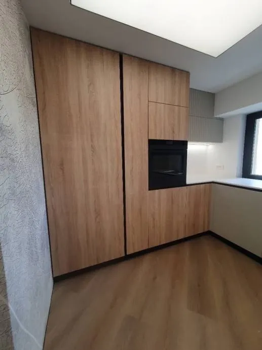 kuhinja kutna sa šankom i stolom - slika 4
