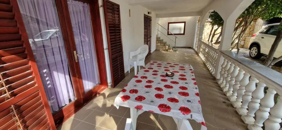 vir, kuća s 4 apartmana(182m2), 150 metara do plaže - slika 12