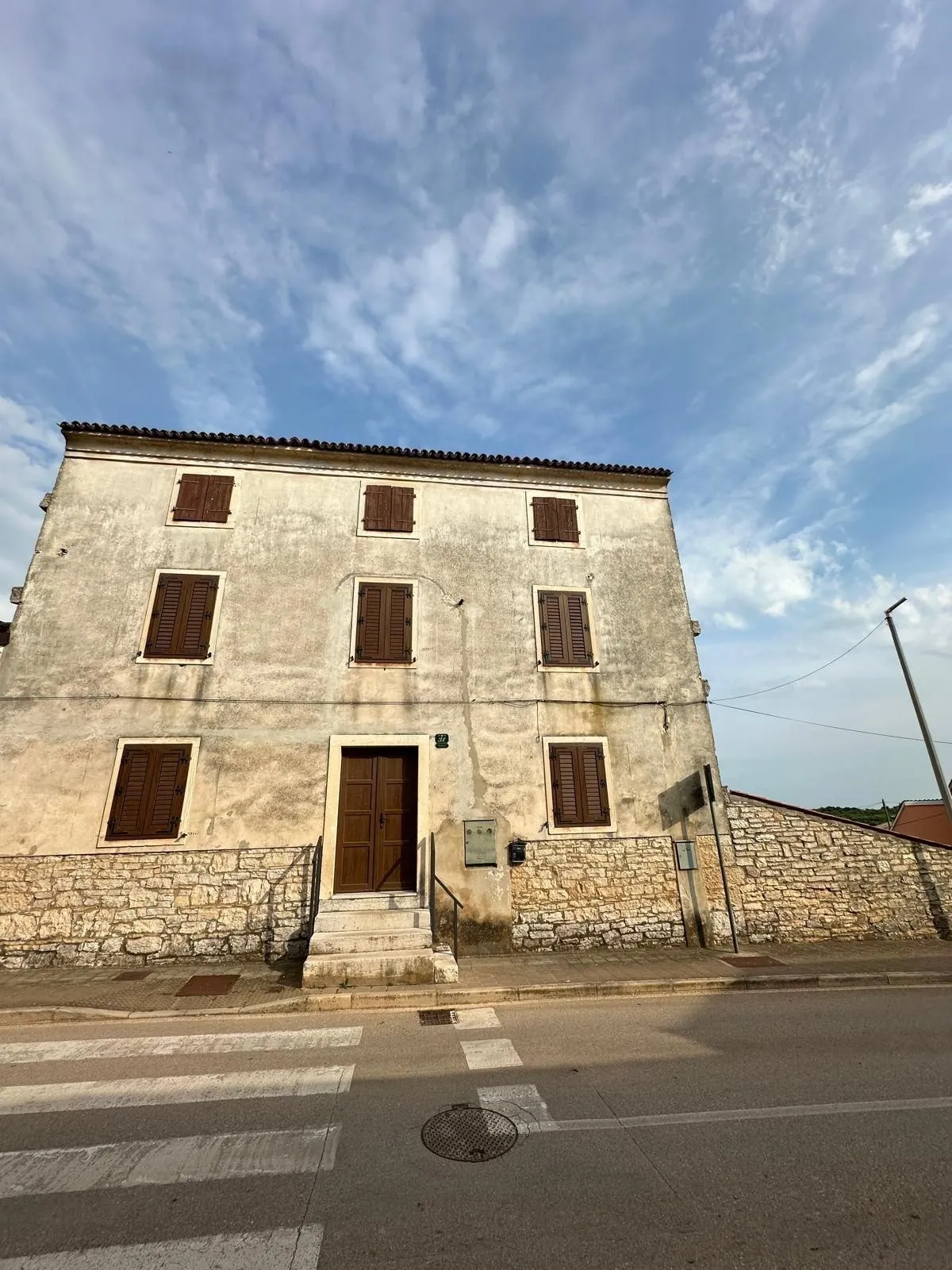 rovinj okolica-dvije kamene kuće sa dvorištem za adaptaciju (prodaja) - slika 3