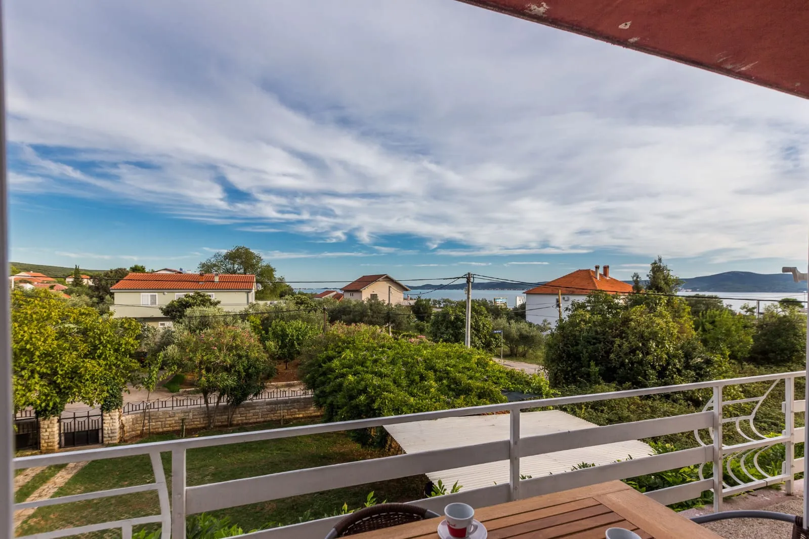 app 4+1, od 49 e, 100 m od betonske i šljunčane plaže, veliki balkon - slika 10