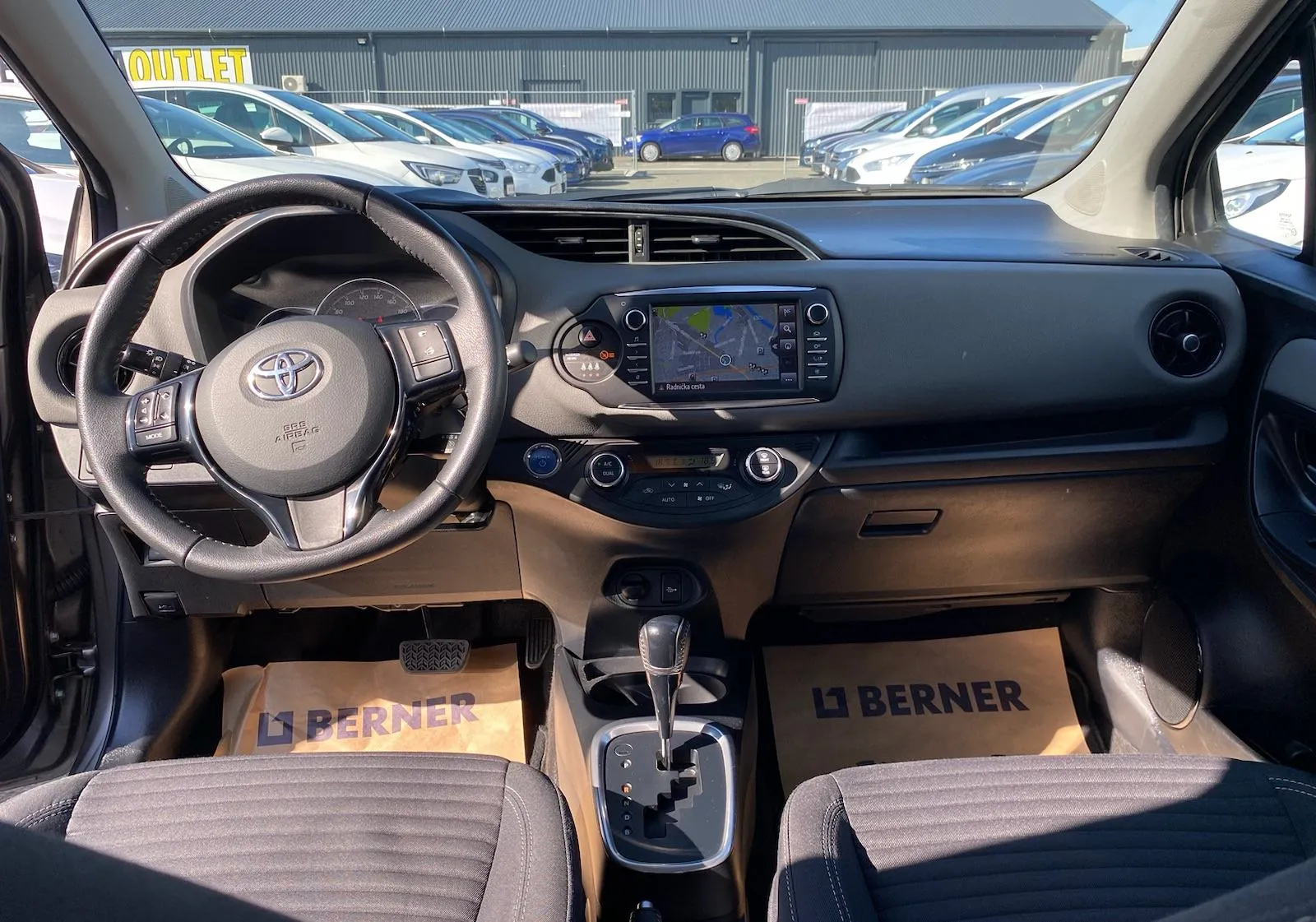 toyota yaris hybrid , 2 godine jamstva,registriran,nove gume - slika 2