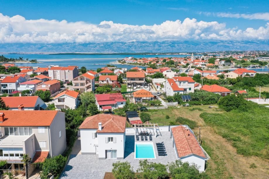 NIN-Samostojeća kuća katnica s bazenom