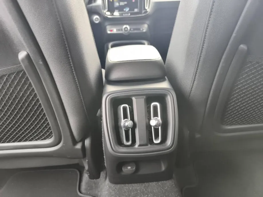 volvo xc40 d3 momentum - 1 godina garancije! - slika 11