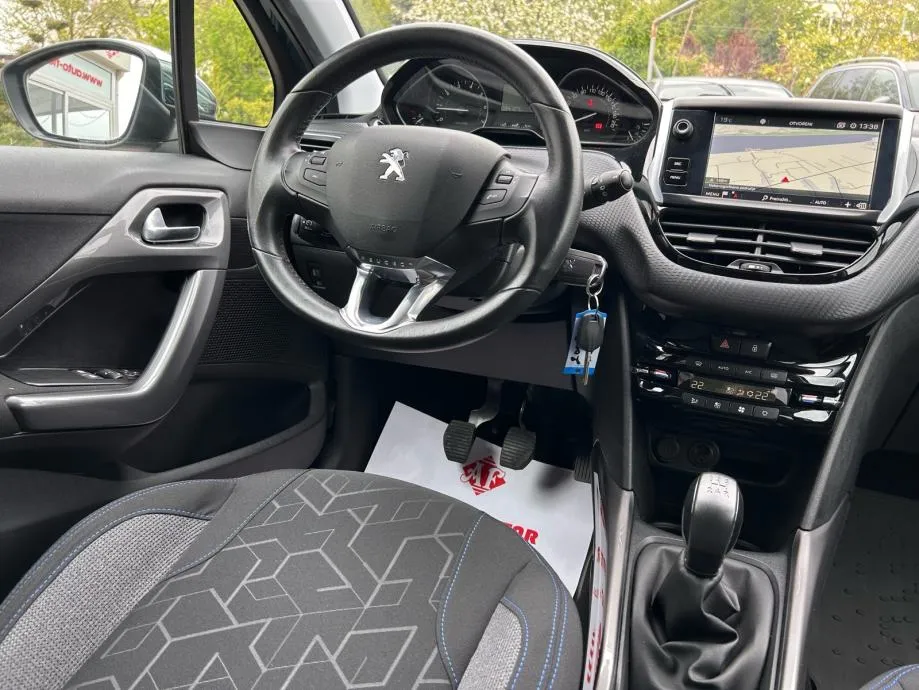 peugeot 2008 1,2 benzin 2018.,allure, reg:17.01.2027.,servisna, navi - slika 11
