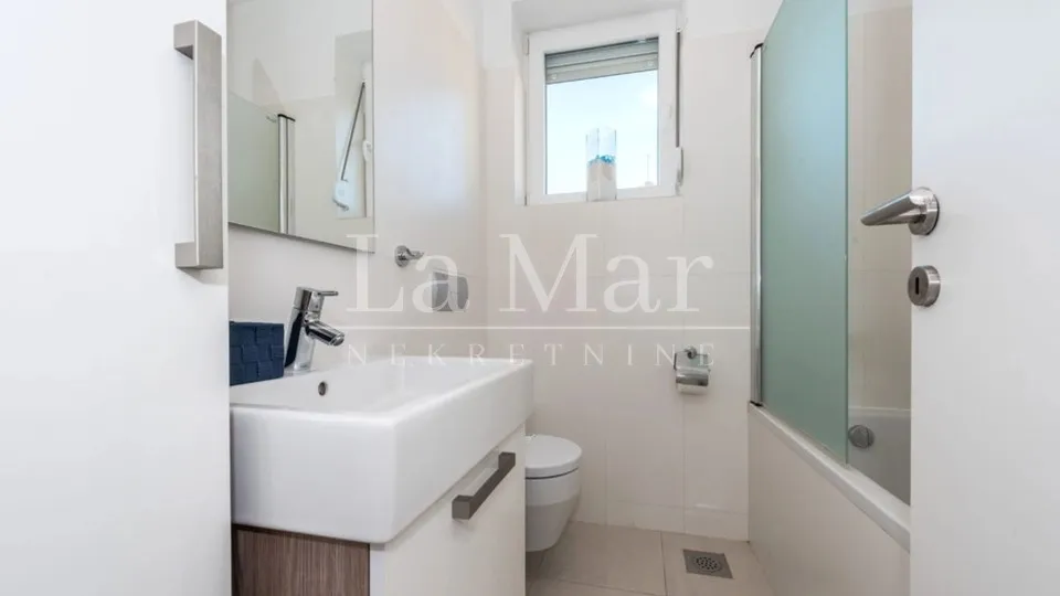 novalja- apartman prvi red do mora- e5 - 81 m2- ii. kat - slika 2