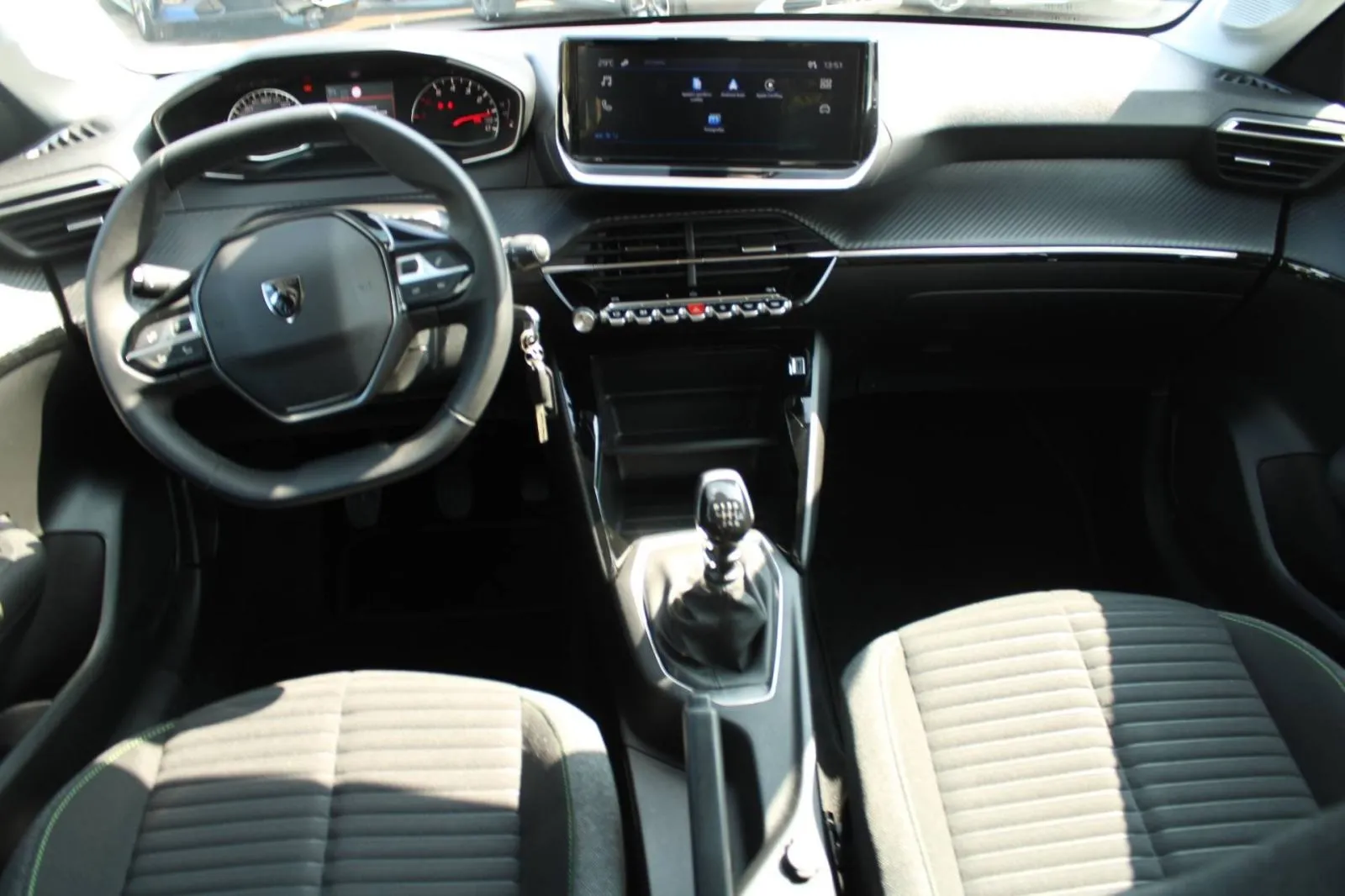 peugeot 208 1.2 puretech - slika 17