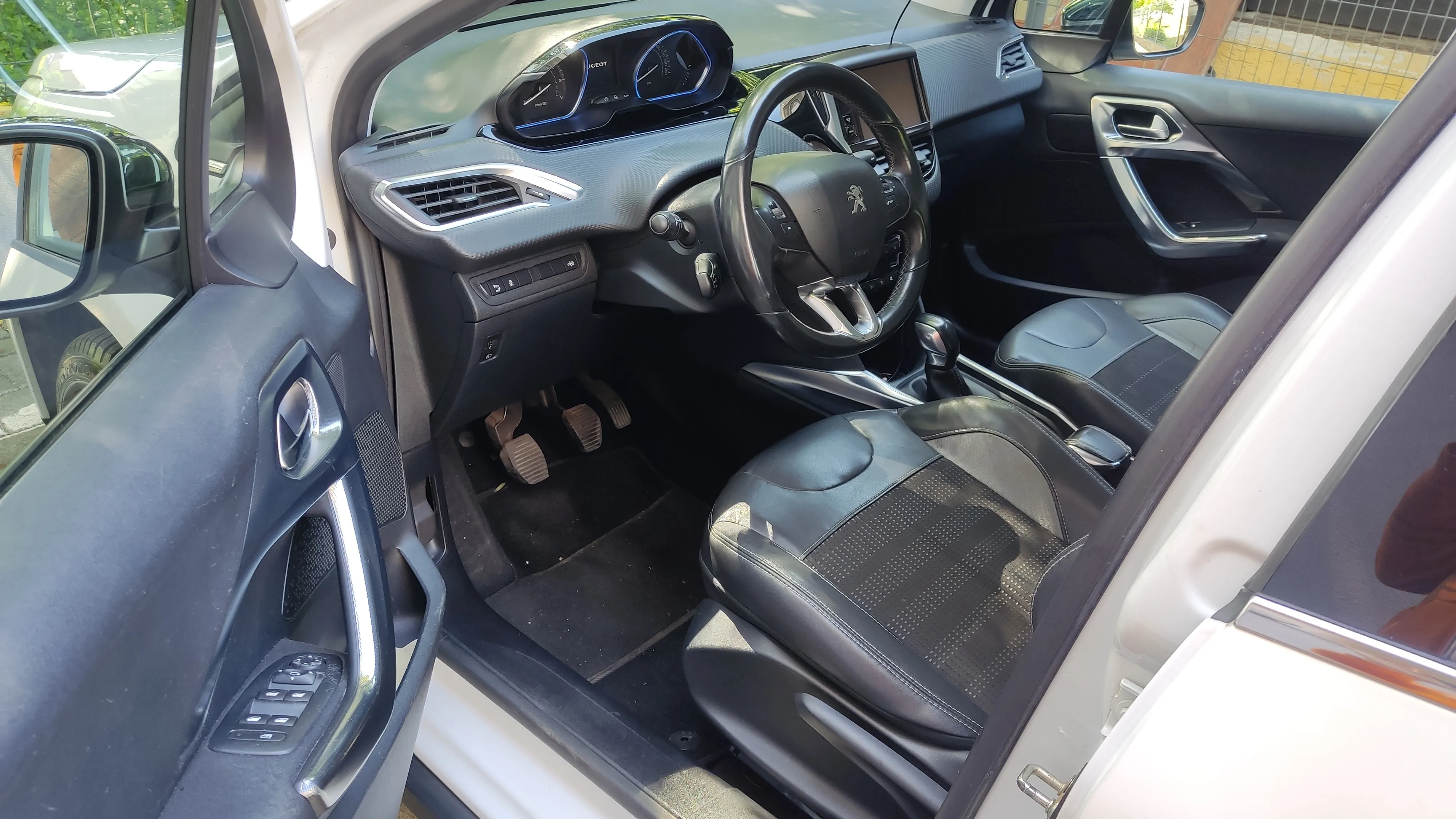 peugeot 2008 1,2 allure - slika 27