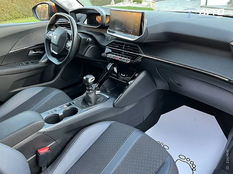 peugeot 2008 1.2 puretech 130 allure-1 vl.-alu-navi-kam - slika 9